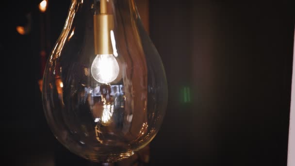 Accendere, spegnere la lampada, lampadario. primo piano. lampadina con filamento Edison. lampada ad incandescenza. la lampadina in stile vintage con filamento Edison si spegne e si accende. — Video Stock