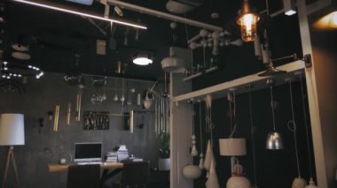 Modern avizeler mağazada. Mağaza vitrininde bir sürü farklı türde lamba ve avize açılıyor. İç tasarım için çeşitli aydınlatma araçları.