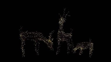 Dekoratif LED ışıklar çelenkler. Noel geyiği. Çelenk heykelleri. Parlayan heykeller parkı gece dekore eder. Noel çelengi ışıkları. Şenlikli, Noel süslemesi.