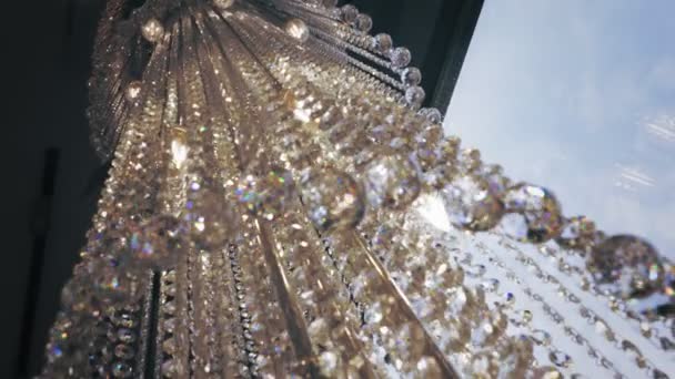 Kristallkronan. gnistrande kristaller. modern kristall dekoration. närbild. Hängande kristallkulor, Vintage kristalllampa detaljer. Diamanter, ädelstenar. belysning. — Stockvideo