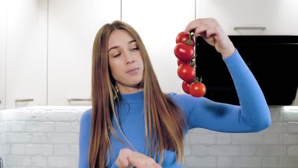 Mode de vie sain. nutritionniste en ligne. belle femme tourne une vidéo sur la nourriture saine dans la cuisine à la maison. elle se tient devant la caméra et parle d'une alimentation saine. Vlogging et médias sociaux. — Video