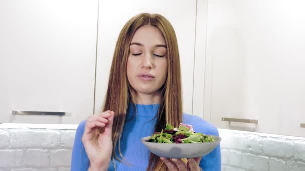 Zdrowy tryb życia. internetowy dietetyk. piękna kobieta kręci film o zdrowej żywności w kuchni w domu. Stoi przed kamerą i mówi o zdrowej diecie. Vlogging i media społecznościowe. — Wideo stockowe