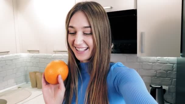 Mode de vie sain. Vlogging et médias sociaux. nutritionniste en ligne. belle femme tourne une vidéo sur la nourriture saine dans la cuisine à la maison. elle se tient devant la caméra et parle d'une alimentation saine. — Video