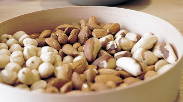 Nueces. plato de nuez en un plato. Primer plano. comida saludable. Alimentación Vegetariana Saludable Útil y Concepto de Dieta Vegana. — Vídeos de Stock