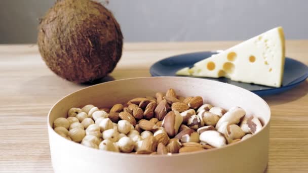 Nueces. plato de nuez en un plato. Primer plano. comida saludable. Alimentación Vegetariana Saludable Útil y Concepto de Dieta Vegana. — Vídeos de Stock