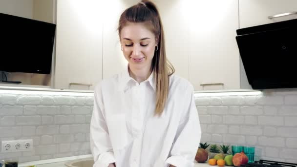 Cucinare online. cibo sano. Donna blogger sta davanti alla telecamera, parlando di dieta sana, mostra contenitore di plastica con pranzo vegetariano. video per i social network, online. Vlogging e sociale — Video Stock