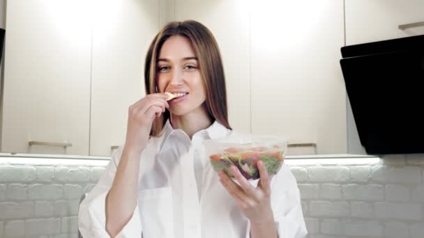 Gotowanie online. zdrowej żywności. Blogerka stoi przed kamerą, mówi o zdrowej diecie, pokazuje plastikowy pojemnik z wegetariańskim lunchem. wideo do portali społecznościowych, online. Vlogging i społeczne — Wideo stockowe