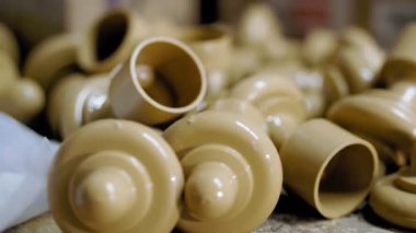 Perde kornişleri. Perde rayları. Yakın plan. Plastik parçalar, prizler, kornişler için dekoratif ipuçları. Perdeler için aksesuarlar, pencere dekorasyonu. Üretim, perde kordonu paketleme