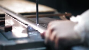 Zemin kaplamalarının birleşimi. Yakın plan. Çalışma akışı, özel makine matkapları alüminyum platformlarda ya da atölyede delikler açıyor. Döşeme kaplamalarını bağlayan dekoratif eklemlerin üretimi