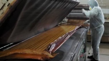 Zemin kaplamalarının birleşimi. Çalışma akışı, kaplama süreci, boyama, dekoratif şeritler ve alüminyum platformların kaplanması, kat kaplamaları için eklemler, kaplama ve fayans olarak. zemin bağlantıları