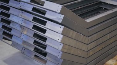 Metal levhanın bükülmesi. bükülmüş metal levhalar. Bükme makinesine bağlı metal ürünler yalan söyler. Fabrika yapımı ürünler.