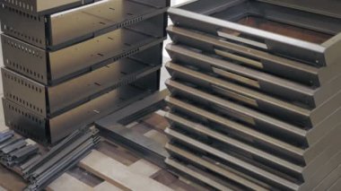 Metal levhanın bükülmesi. bükülmüş metal levhalar. Bükme makinesine bağlı metal ürünler yalan söyler. Fabrika yapımı ürünler.