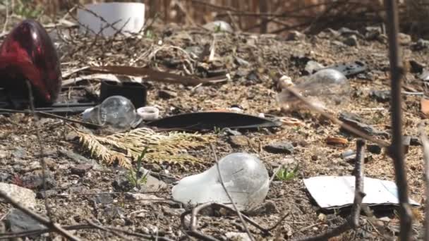 Vuilnisbelt. vuilnislampen. close-up. Ecologisch probleem. gebroken oude gebruikte gloeilampen liggen op een stortplaats, verspreid, gegooid als afval, afval buiten. milieuvervuiling. Storten. — Stockvideo