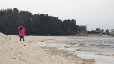 Kışın deniz kenarında yürüyorum. Üzgün, yalnız bir kadın deniz ya da nehir dalgalarında, kumlu sahil boyunca yürüyor, karlı, rüzgarlı, soğuk, kış gününde. Kışın sahil boyunca yürü.