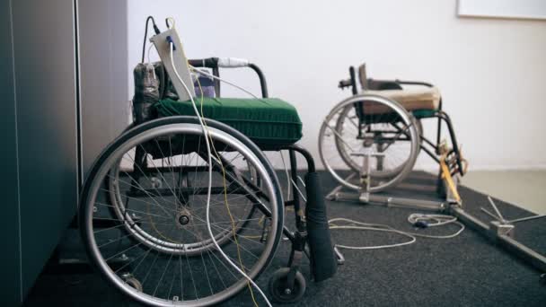 Behindertensportler. Fechten. Paralympische Spiele. Rollstuhlfechten. Spezielle Rollstühle, Fixierer und andere Geräte für das Fechttraining behinderter Sportler im Rollstuhl, in der Sporthalle. — Stockvideo