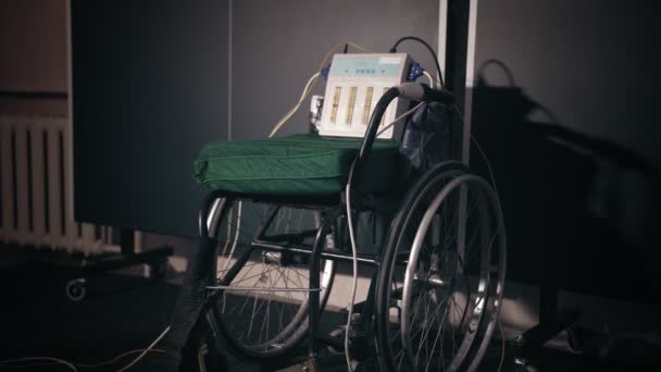 残疾运动员。特殊轮椅、电器设备和其他设备，用于在体育馆轮椅上训练残疾运动员。栅栏。残奥会。轮椅围栏. — 图库视频影像