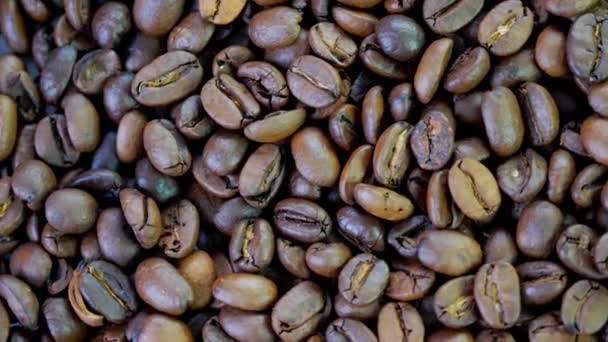 Rotación de alimentos. granos de café. Primer plano. Rotación. 360. vista superior. Granos de café oscuros, tostados y fragantes girando. Hermosas semillas de café. — Vídeo de stock
