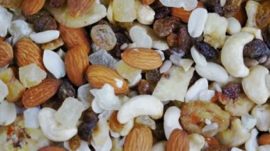Fındık ve kurutulmuş meyve karışımı. Yakın plan. Rotasyon yemeği. Kaju, badem, kuru üzüm. Üst Manzara. Sağlıklı besleyici yiyecekler. Sağlıklı kahvaltı malzemeleri..