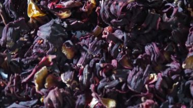 Amfibik çayı, Karkade. Yakın plan. Rotasyon yemeği. Büyük, kuru, kırmızı amber çiçeği çayı. Bitkisel çay arka planı.