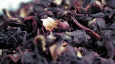 Amfibik çayı, Karkade. Yakın plan. Rotasyon yemeği. Büyük, kuru, kırmızı amber çiçeği çayı. Bitkisel çay arka planı.