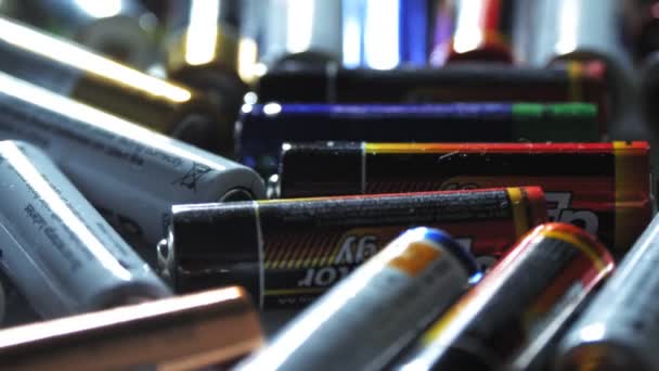 Pilas alcalinas. Primer plano. rotación. Diferentes tipos de baterías giran en el tocadiscos. Muchas baterías multicolores AA y AAA. vista superior. — Vídeos de Stock