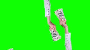 Para, nakit. Hediye animasyonu. Yakın plan. Kadın eli, beyaz bluzlar içinde, 100 dolarlık banknotları tutun, sallayın. Yeşil arka planda izole edilmiş. Kusursuz döngü. canlandırma