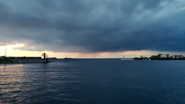 Solnedgång över floden Dnepr. solnedgång över havet, i marinan. stadshamn. — Stockvideo