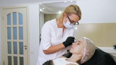 Botoks enjeksiyonu. Güzellik iğnesi. Yaşlanma önleyici iğneler. Botulinum terapisi. Yüz tazeleme. Doktor güzellik iğneleri yapıyor. Kolajen enjeksiyonları. Güzellik konsepti.