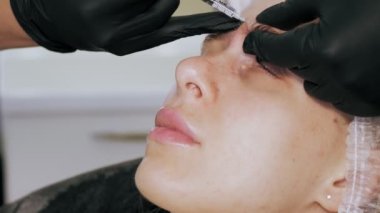 Botoks enjeksiyonu. Güzellik iğnesi. Yaşlanma önleyici iğneler. Botulinum terapisi. Yüz tazeleme. Doktor güzellik iğneleri yapıyor. Kolajen enjeksiyonları. Güzellik konsepti.