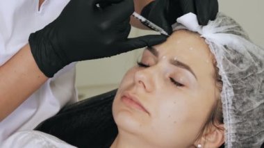 Botoks enjeksiyonu. Güzellik iğnesi. Yaşlanma önleyici iğneler. Botulinum terapisi. Yüz tazeleme. Doktor güzellik iğneleri yapıyor. Kolajen enjeksiyonları. Güzellik konsepti.