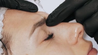 Botoks enjeksiyonu. Güzellik iğnesi. Yaşlanma önleyici iğneler. Botulinum terapisi. Yüz tazeleme. Doktor güzellik iğneleri yapıyor. Kolajen enjeksiyonları. Güzellik konsepti.