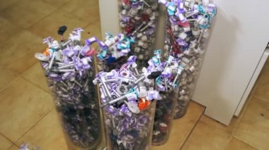 Tek kullanımlık şırıngalar. Tıbbi atık. Güzellik iğnelerinden, kozmetik prosedürlerinden ya da tıbbi enstitülerden sonra konteynırlarda kullanılan şırıngalar. Hastane çöplüğü, plastik atık ve ekoloji