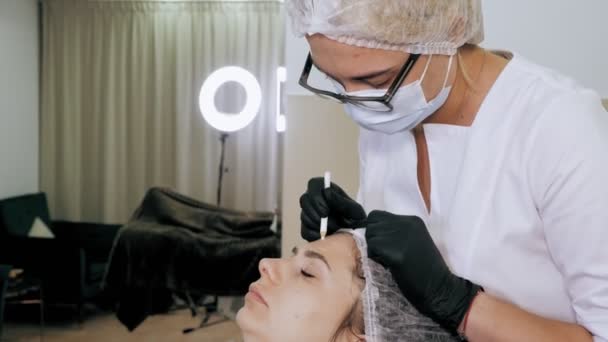 Botox injection. beauty injection. anti-aging injections. botulinum therapy. Facial rejuvenation. Doctor makes markings on patients forehead for Botox injections. collagen injections. Beauty concept. — Stock Video