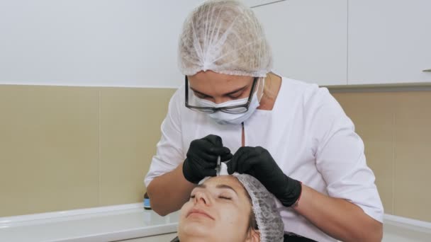 Suntikan botox. Injeksi kecantikan. suntikan anti-penuaan. Terapi Botulinum. Rejuvenasi wajah. Dokter sedang membuat suntikan kecantikan. suntikan kolagen. Konsep kecantikan. — Stok Video