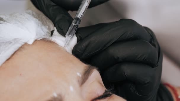 Inyección de botox. inyección de belleza. inyecciones anti-envejecimiento. terapia botulínica. Rejuvenecimiento facial. El doctor está haciendo inyecciones de belleza. inyecciones de colágeno. Concepto de belleza. — Vídeos de Stock