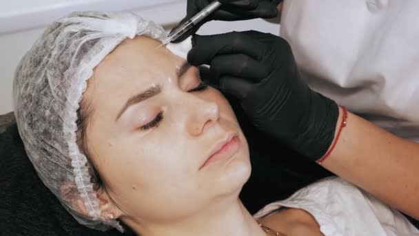 Injection de botox. injection de beauté. injections anti-âge. thérapie au botulinum. Rajeunissement du visage. Le docteur fait des injections de beauté. injections de collagène. Concept de beauté. — Video