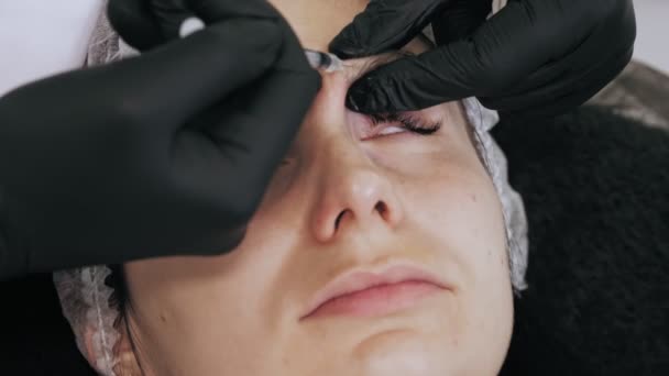 Inyección de botox. inyección de belleza. inyecciones anti-envejecimiento. terapia botulínica. Rejuvenecimiento facial. El doctor está haciendo inyecciones de belleza. inyecciones de colágeno. Concepto de belleza. — Vídeo de stock