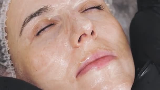 Terapia de belleza. masaje facial. Cosmetología cuidado de la piel. Primer plano. mujer está recibiendo masaje facial miel, músculos tonied y drenaje linfático de la piel facial, en la clínica de belleza. procedimiento antienvejecimiento — Vídeo de stock