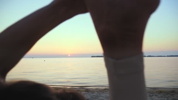 Uitrekken buiten. yoga silhouet. Yoga strand. Atletische jonge vrouw oefent yoga op het strand tijdens zonsondergang of zonsopgang. Fitness training buiten. 's Ochtends sporten. Fitness, sport — Stockvideo