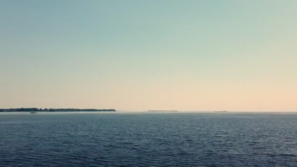 Lac. vue sur la rivière en mouvement. Mouettes blanches volant au-dessus du lac par une journée ensoleillée, de beaux paysages. Vue de la fenêtre des voitures excès de vitesse à la rivière. — Video