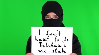 Afganistan. Afganistan için protesto. Slogan. Taliban seks kölesi olmak istemediğime dair bir işaret. Taliban Afganistan Savaşı 2021.
