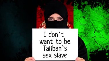 Afganistan. Afganistan için protesto. Slogan. Taliban seks kölesi olmak istemediğime dair bir işaret. Taliban Afganistan Savaşı 2021.