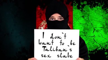 Afganistan. Afganistan için protesto. Slogan. Taliban seks kölesi olmak istemediğime dair bir işaret. Taliban Afganistan Savaşı 2021.
