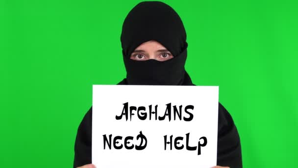 Afghanistan. Protest voor Afghanistan. Een slogan. Zicht op teken Afghanen hebben hulp nodig. Taliban Afghanistan oorlog 2021. — Stockvideo