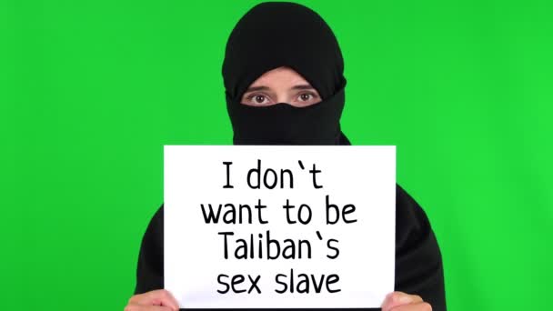 Afganisztánban. Tiltakozom Afganisztán ellen. Szlogen. Látszik, hogy nem akarok tálibok szexrabszolgája lenni. Tálib afganisztáni háború 2021.