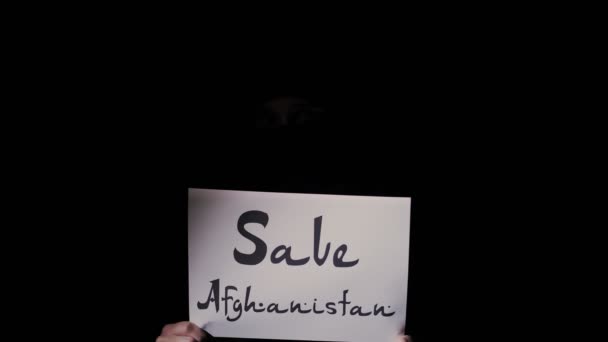 Afghanistan. Protest voor Afghanistan. Een slogan. Zicht op teken red Afghanistan. Taliban Afghanistan oorlog 2021. — Stockvideo