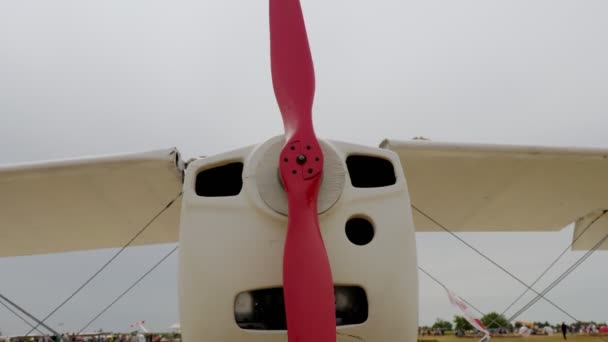 去他的飞机复古飞机复古飞机螺旋桨。慢速运转螺旋桨的特写。复古飞机展览会. — 图库视频影像