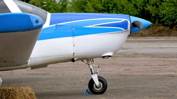 Avion rétro. Gros plan. Avion rétro, vis Aéronefs, est stationné à l'ancien aérodrome — Video