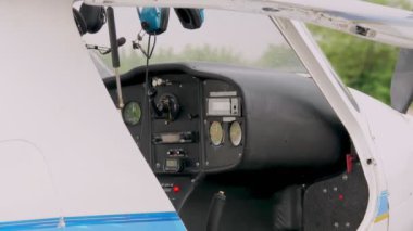 Boş ver uçağı. Kontrol tekerleği enstrümantal panel. Yakın plan. Retro uçak. Boyunduruk Pilot Kokpit Koltuğu. Uçuş aletleri ile eski uçak kokpit gösterge paneli