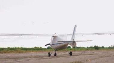 Retro uçak. Arkadan bak. Retro uçak, vida Uçak, eski havaalanında park edilir